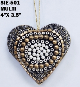 Adorno de pared o adorno navideño de terciopelo hecho a mano con forma de corazón, decorado con bordados tradicionales Zari con hilos dorados y cuentas. - Product Image 4