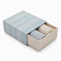 Boîte cadeau rigide recouverte de tissu bleu clair avec logo personnalisé pour l'emballage de linge de maison, ensemble de serviettes