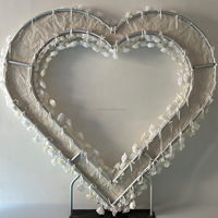 Arche de fleurs artificielles en forme de cœur personnalisée NINI avec toile de fond de fleurs blanches pour la décoration d'arrangements de mariage