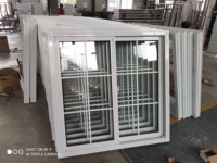 Maßgefertigte Großhandels-PVC-Fenster Kunststoff-Doppelglas-Schiebefenster mit Gitterdesign zum Verkauf