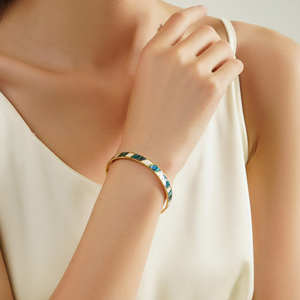 Mizaç açık C şekli düz manşet bileklik 18K altın kaplama paslanmaz çelik Abalone beyaz kabuk kakma ekose bileklik - Product Image 2