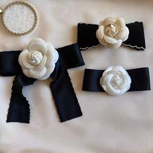 时尚饰品高档手工山茶花胸针蝴蝶结花Cc女礼帽胸针 - Product Image 6