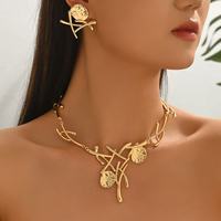 Parure de bijoux géométriques dorés : collier ras-du-cou et boucles d'oreilles à disques martelés pour femme moderne