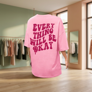 T-shirt décontracté unisexe rose à col rond et manches courtes, coupe ample et longue, en coton imprimé avec lettres - Everything Will Be Okay - Product Image 3