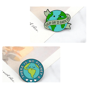 Spilla smaltata a forma di cuore verde 'Amo la Mamma Terra', distintivo ecologico per giacca in denim, spilla a tema natura - Product Image 3