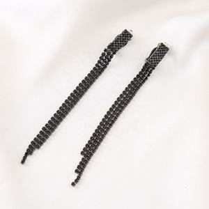 Pendientes Largos de Aleación de Cobre Negro Clásico con Forma de Flor y Circonita Plateada con Borlas Largas para Accesorios de Vestido de Novia para Mujer - Product Image 2