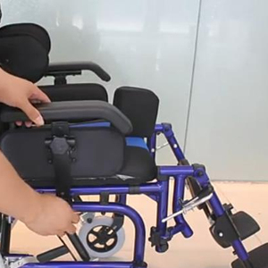 <span class=keywords><strong>Fauteuil</strong></span> <span class=keywords><strong>roulant</strong></span> pliable, léger et réglable, fournitures médicales d'usine bon marché, <span class=keywords><strong>prix</strong></span> pour la fatigue cervicale des enfants avec planche à repas - Product Image 4