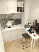 Armoire de chambre principale en bois bicolore à panneaux plats, avec coin de travail incurvé et grande capacité de rangement