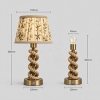 Lampe de table rechargeable sans fil à alimentation CC, design simple et haut de gamme, avec corps en corde torsadée et abat-jour en rotin, idéale pour la décoration d'hôtels de charme et de maisons.