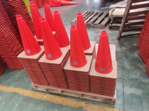 Vente en gros de cônes de signalisation en PVC personnalisés |   Couleurs de sécurité vives |   Directement de l'usine - Product Image 4