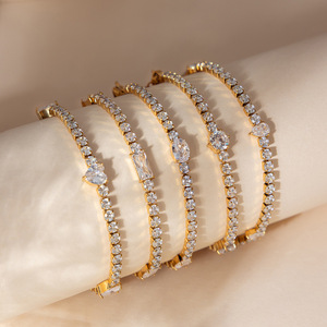 <span class=keywords><strong>Lot</strong></span> <span class=keywords><strong>de</strong></span> bijoux en gros : Ensemble <span class=keywords><strong>de</strong></span> bracelets tennis en <span class=keywords><strong>acier</strong></span> <span class=keywords><strong>inoxydable</strong></span> plaqué or avec zircone cubique assortie, 5 styles (Cœur, Émeraude, Ovale, Rond), entièrement pavé - Product Image 1