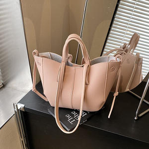 Nouveau Sac Fourre-tout Femme en Cuir PU Tendance, Sac à Bandoulière Hobo Surdimensionné de Haute Qualité avec Pompon, Sacs Fourre-tout Haut de Gamme pour Femmes - Product Image 4