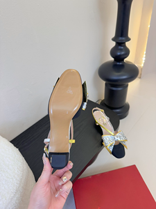 Sandalias Negras y Doradas con Tacón Cuadrado y Detalle de Lazo de Cristal para Mujer - Product Image 6