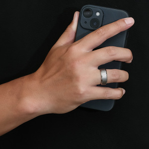 Anillo de tungsteno grabado con láser, con textura degradada apilada, estilo Instagram, para hombre, personalizado en oro tungsteno. - Product Image 4