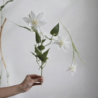 Vente en gros de fleurs artificielles en soie de clématite blanche modernes de haute qualité, faites à la main, en vrac, pour la décoration murale de la maison, mariage
