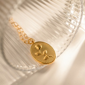 สร้อยคอจี้รูปไข่สแตนเลสคุณภาพสูง ชุบทอง ประดับดอกไม้ - Product Image 4