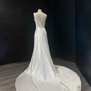 Robe de mariée sirène moderne NT29 en satin, longue, brillante, dos nu, à une épaule, avec appliques de fleurs en cristal et traîne chapelle - Product Image 2