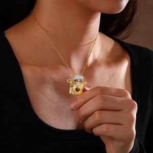 Collana con medaglione con Mini fotocamera estraibile placcata in oro personalizzata con foto regalo per gli amanti della fotografia per il compleanno dell'anniversario - Product Image 6