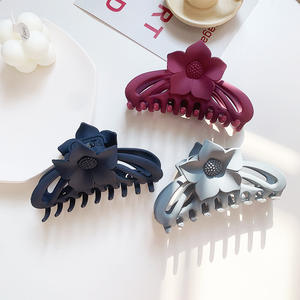 Pince à cheveux élégante de couleur unie avec décoration florale délicate - Product Image 3