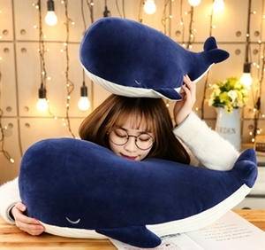Coussin en peluche <span class=keywords><strong>baleine</strong></span> bleu marine moelleuse, yeux fermés, <span class=keywords><strong>ventre</strong></span> rayé, style minimaliste, pour décoration intérieure et jouet - Product Image 4