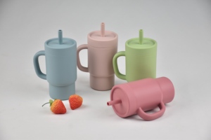 Mug de voyage en plastique vert avec couvercle à vis et paille, sans BPA, design minimaliste, pour le camping, usage unisexe - Product Image 2