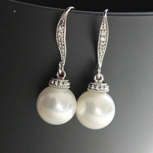 Orecchini Pendenti Effetto Perla per Donne, Accessori Moda Minimalisti ed Eleganti per Uso Quotidiano - Product Image 1