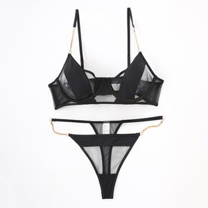 Set di Lingerie in Rete Nera con Cinturini a Catena Dorata, Reggiseno Trasparente e Perizoma di Alta Qualità, Set di 2 Pezzi dal Design Unico e alla Moda - Product Image 3