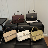 Sac à main tendance en PU pour femme, petit format carré, nouveau style, sac à bandoulière de style urbain, design horizontal, coque semi-rigide