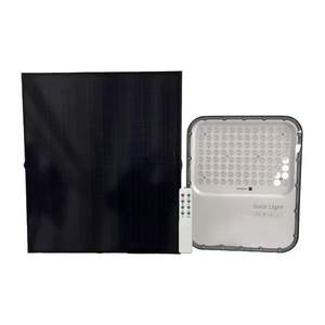 โกลก้า 300W ไฟสปอร์ตไลท์ LED พลังงานแสงอาทิตย์สำหรับภายนอกอาคาร พร้อมแผงควบคุมและรีโมทคอนโทรล 5000K ตัวเรือนอะลูมิเนียมติดตั้งบนพื้นผิว - Product Image 1