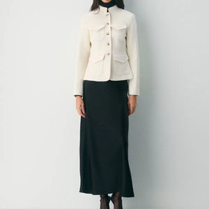 Trajes y blazers elegantes para mujer, chaqueta con diseño texturizado, cuello corto, botones dorados y bolsillos. - Product Image 2