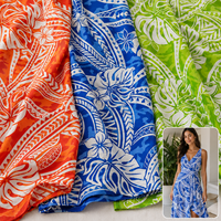 Tissu en polyester et élasthanne tissé avec un motif de feuilles et de fleurs tropicales hawaïennes, polynésiennes et samoanes, idéal pour les robes d'inspiration tropicale.