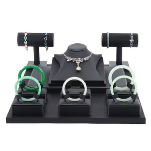 Expositor de Joyería Personalizado para Tienda: Set de Bases para Collares, Bustos de Gamuza Negra y Soportes de Anillos y Pulseras de Cuero PU - Product Image 6