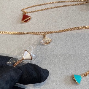 สร้อยข้อมือชั้นคู่ประดับโรสโกลด์ 18K พร้อมหินเรดแคลซิโดนี ประดับด้วยไวท์ฟริทิลลาเรียและเพชรเต็มวง ดีไซน์คลาสสิก - Product Image 2