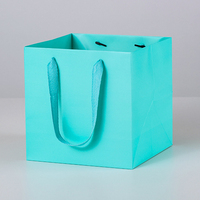 Sac cadeau en papier kraft blanc de qualité supérieure avec impression offset et logo en feuille d'or pour l'emballage de cosmétiques et de bijoux de luxe