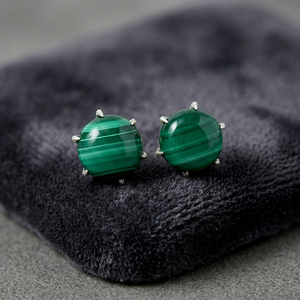 Boucles d'oreilles clous en argent sterling 925 plaqué or avec pierre précieuse verte malachite taille griffe, idéales pour un cadeau d'anniversaire - Product Image 2
