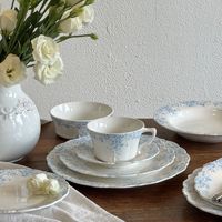 Service de vaisselle en céramique bleu baroque européen à motif floral avec dentelle en relief, ensemble vintage de tasses et assiettes pour mariage