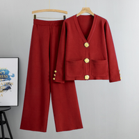 Ensemble deux pièces pour femme style petite fragrance : pantalon décontracté et pull col en V à boutons métalliques, coupe skinny