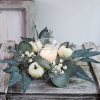 Kleiner Mindestbestellwert Herbst-Kerzenring-Kranz mit weißen Kürbissen, Eukalyptus und Beeren für Thanksgiving Farmhaus-Tischdekoration