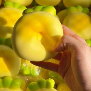 ของเล่นบีบสับปะรด PU นุ่มพิเศษ ยืดหยุ่นช้า ขนาด 10 ซม. ของขวัญคลายเครียดสำหรับเด็กและผู้ใหญ่ ของเล่นบีบ PU ช่วยผ่อนคลาย - Product Image 2