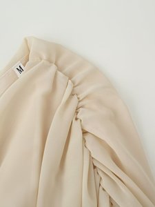 Camicetta da donna personalizzata 2026 stile francese con scollo a V profondo, top a strati con volant a pipistrello e dettagli arricciati, OEM/ODM da fabbrica cinese - Product Image 5