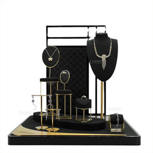 Présentoirs à bijoux personnalisés de haute qualité ensemble de présentoirs pour bijoux en cuir noir en métal et diamants en vente - Product Image 2