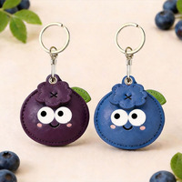 Porte-clés en cuir PU avec pendentif de protection pour AirTag, motif de fruit souriant de dessin animé mignon en forme de baie