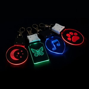 Porte-clés personnalisé OEM pour cadeau de mariage, LED 7 couleurs, rechargeable par USB, gravure laser 3D, acrylique - Product Image 1