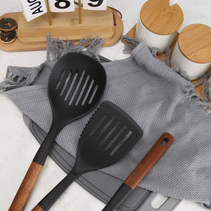Spatule-cuillère à manche en bois, ustensiles de cuisine en nylon noir pour ustensiles de cuisson antiadhésifs, cuisine domestique - Product Image 4