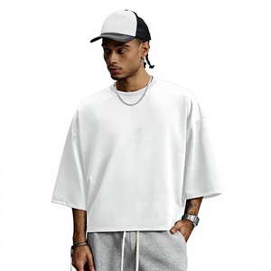 T-shirt oversize blanc pour homme, style streetwear, avec imprimé lettres en relief rouge au dos, manches courtes, col rond, en jersey de coton - Product Image 1