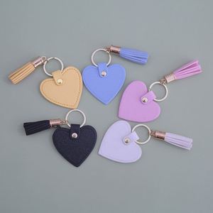 Porte-clés en cuir en forme de cœur créatif et mignon, breloques pour sacs à main, pendentifs pour filles, petit cadeau - Product Image 4