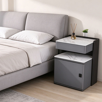 Table de chevet italienne fine et élégante avec plateau en pierre frittée, chargement sans fil, verrouillage par empreinte digitale, tiroir LED – Idéale pour hôtels et appartements de prestige