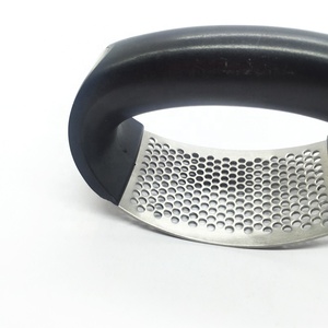 Presse-ail et presse-gingembre manuel en acier inoxydable avec poignée en plastique, compatible lave-vaisselle, modèle 01BC029 - Product Image 3