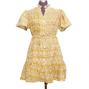 Robe décontractée jaune à imprimé floral fait main en coton 100 % pour femme, manches courtes bouffantes, col mandarin, boutonnée sur le devant, coupe évasée au genou - Product Image 1