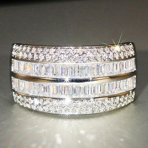 Anello in Oro Bianco con Diamante Taglio Baguette Colore G Naturale Stile Classico da Donna per Fidanzamento - Product Image 5